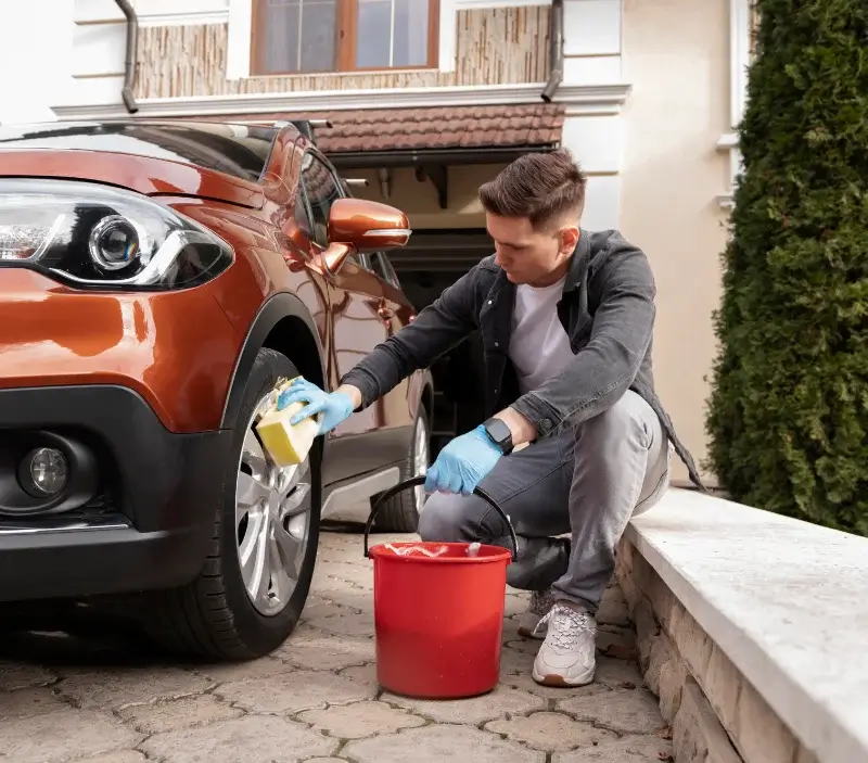 Lavage auto à domicile Thuès-Entre-Valls : professionnel intervenant sur un véhicule